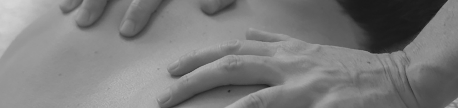 Photo de mains massants un dos
